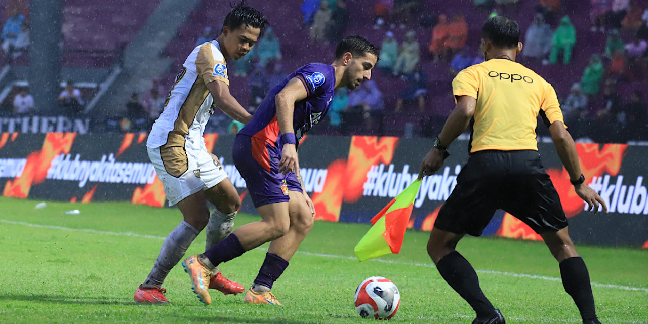 Ernesto Gomes berduel bersama pemain Dewa United. (Foto: Persik Kediri/jatimnow.com)