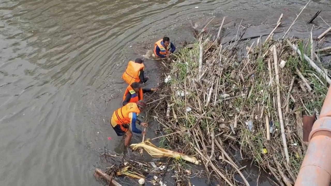 Aksi bersih-bersih Jembatan Lama Kota Kediri. (Foto: Yanuar Dedy/jatimnow.com)