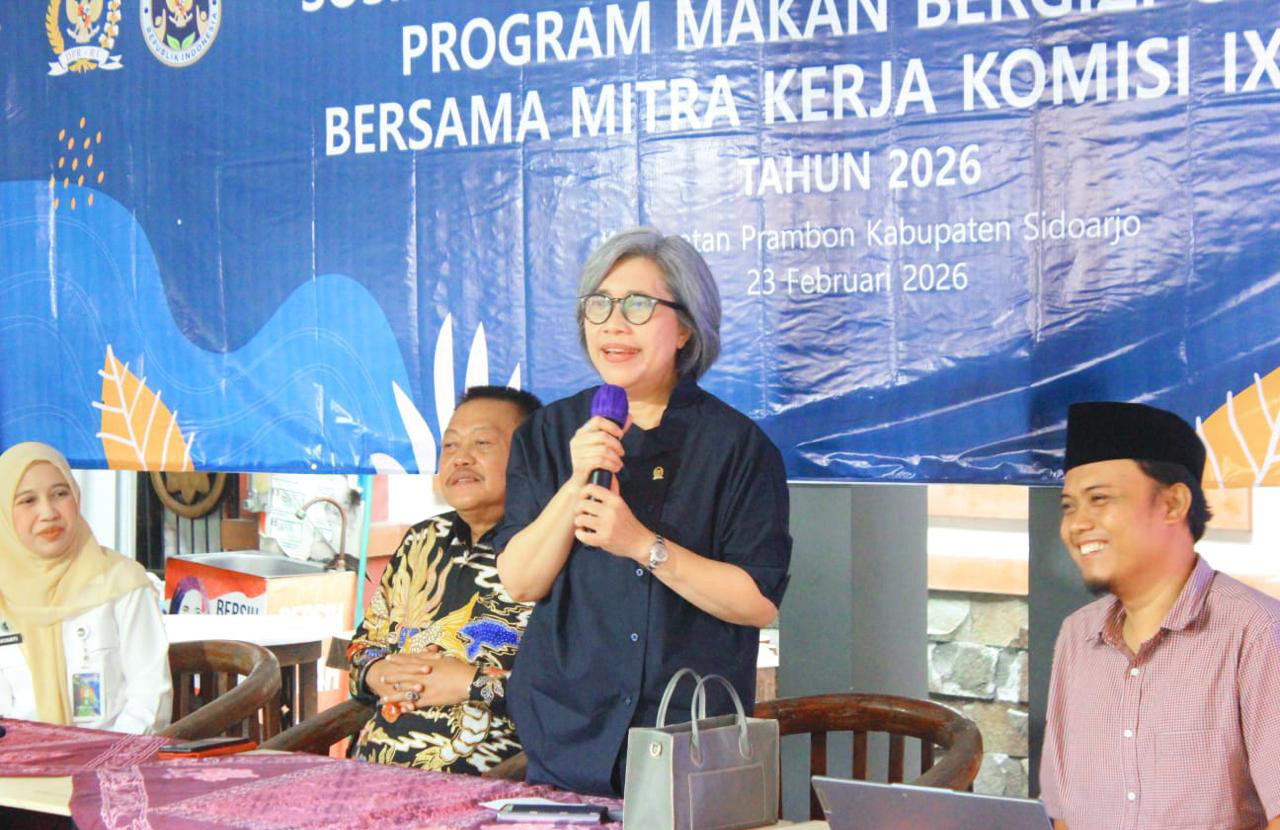 Anggota Komisi IX DPR RI, Indah Kurniawati, menemui warga di Pendopo Abah Yarno, Kecamatan Prambon, Sidoarjo, Senin (23/2). (Foto: Tim Media Center/jatimnow.com)