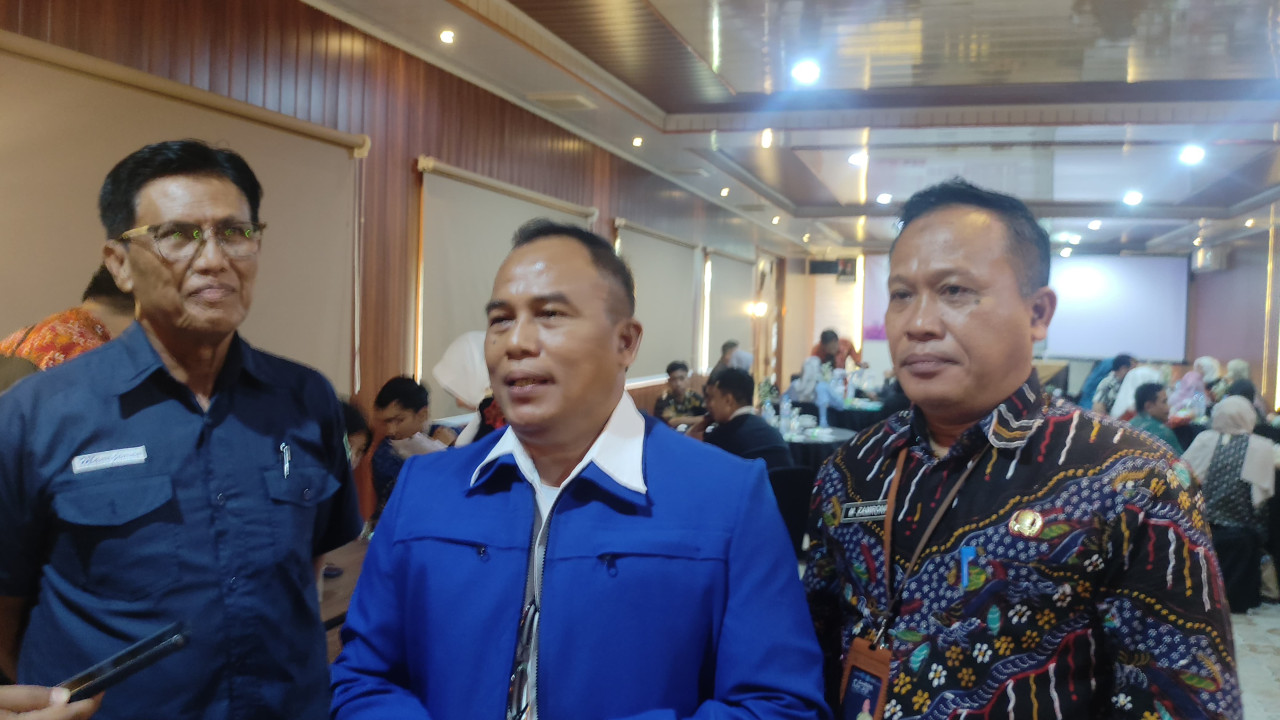 Pertemuan Disnaker Lamongan membahas penerapan UMK 2026 guna menjaga hak hak pekerja. (Foto: Adyad Ammy Iffansah/jatimnow.com)