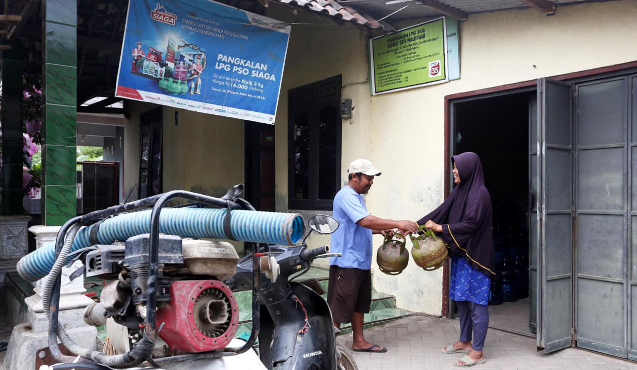 Warga membeli LPG 3kg di pangkalan resmi. Pertamina Patra Niaga menambah pasokan LPG hingga 1 juta tabung di Jawa Timur. (Foto: Ali Masduki/jatimnow.com)