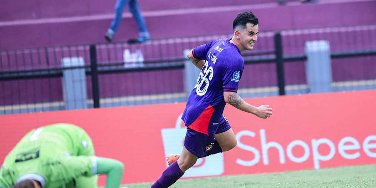 Selebrasi Adrian Luna usai mencetak gol ke gawang Bali United. (Foto: Persik Kediri/jatimnow.com)