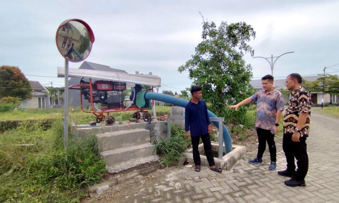 PT KWI gerak cepat atasi luapan air di Maharaja Residence Menganti dengan pompa dan tanggul. Developer pastikan kawasan kini bebas banjir. (Foto: Ali Masduki/jatimnow.com)