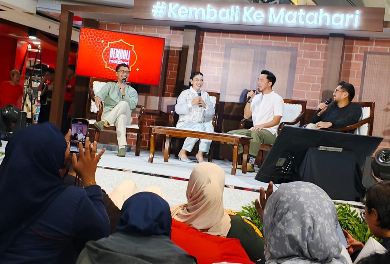 Omesh dan Hesti Purwadinata bersama Podkesmas meramaikan Grand Launching “Kembali ke Matahari” di Tunjungan Plaza Surabaya, Jumat (27/2/2026). (Foto: Ali Masduki/jatimnow.com)
