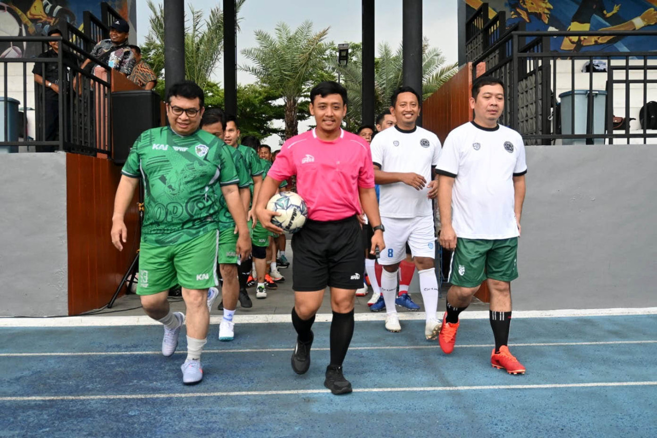 BRI Surabaya Kusuma Bangsa dan KAI Daop 8 gelar laga mini soccer untuk perkuat kolaborasi antarlembaga dan interaksi sosial. (Foto: Ali Masduki/jatimnow.com)