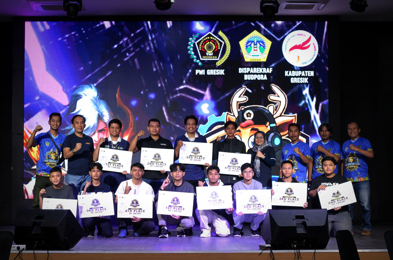 Foto: Para pemenanang Turnamen esport MLBB PWI CUP 2026. (Sahlul Fahmi/jatimnow.com)
