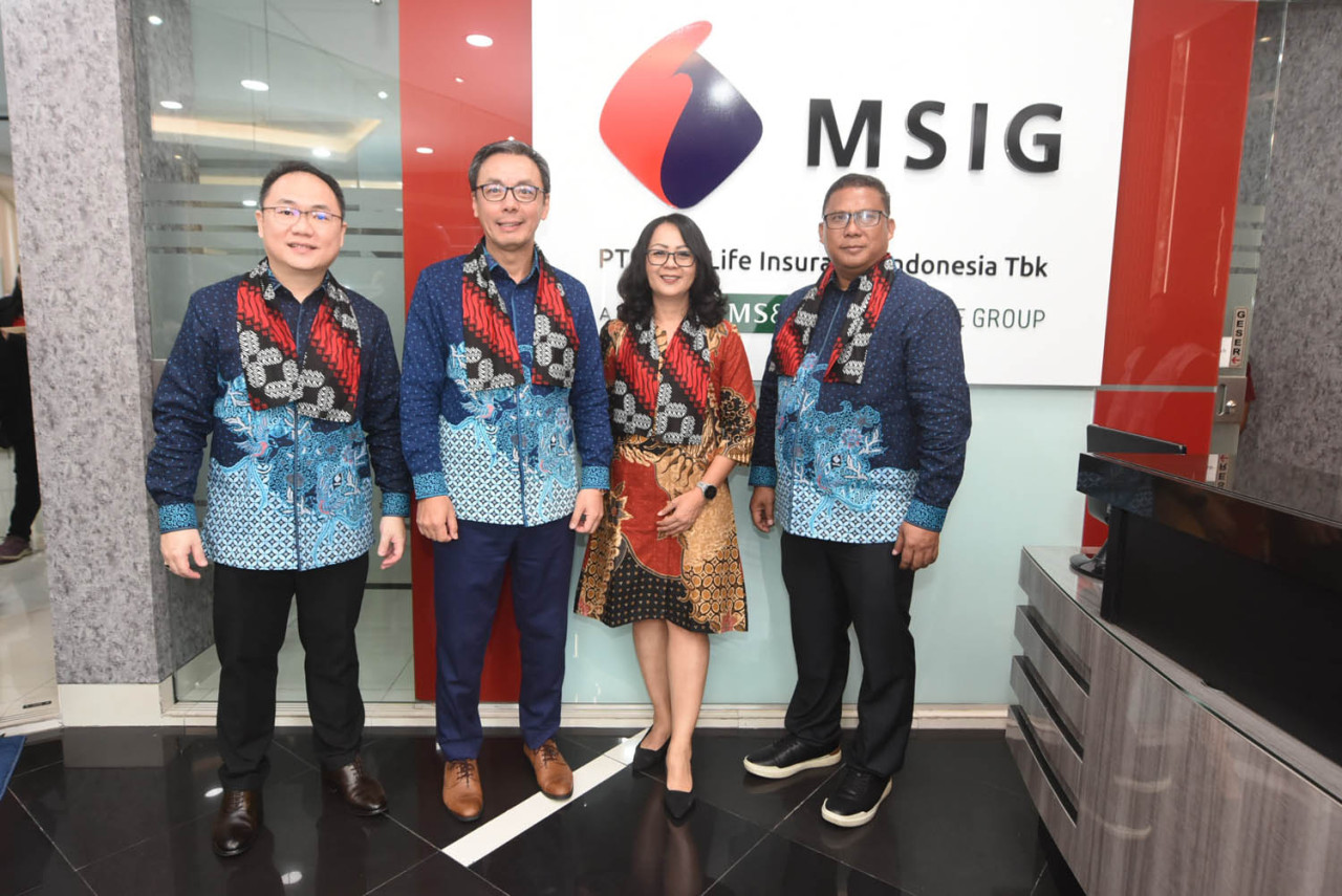 Dari kiri ke kanan, Director and Chief Strategic Distribution, Herman Sulistyo, Government & Partnership Officer MSIG Life, Titik Liana Abdulah, Agency Leader AKM Optimis Maju, Wianto Chen, CEO & Presiden Direktur MSIG Life dan Ferry Tjong, Chief Agency Officer MSIG Life, meresmikan Agency Kantor Mandiri (AKM) Optimis Maju di Surabaya, Jawa Timur. (Foto: Ali Masduki/jatimnow.com)