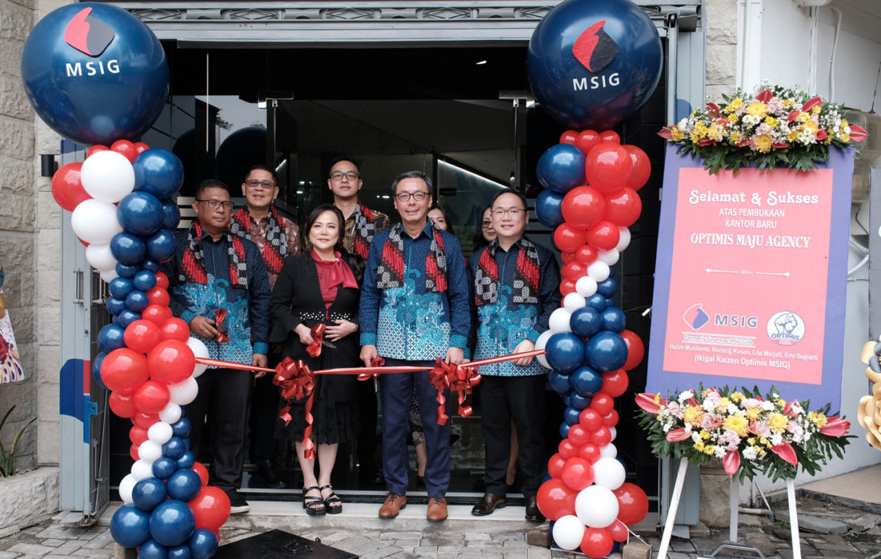 Dari kiri ke kanan, Chief Agency Officer MSIG Life, Ferry Tjong, CEO & Presiden Direktur MSIG Life, Wianto Chen, Director and Chief Operating & IT Officer MSIG Life, Elly Susanti, dan Director and Chief Strategic Distribution, Government & Partnership Officer MSIG Life, Herman Sulistyo, meresmikan Agency Kantor Mandiri (AKM) Optimis Maju di Surabaya, Jawa Timur. (Foto: Ali Masduki/jatimnow.com)
