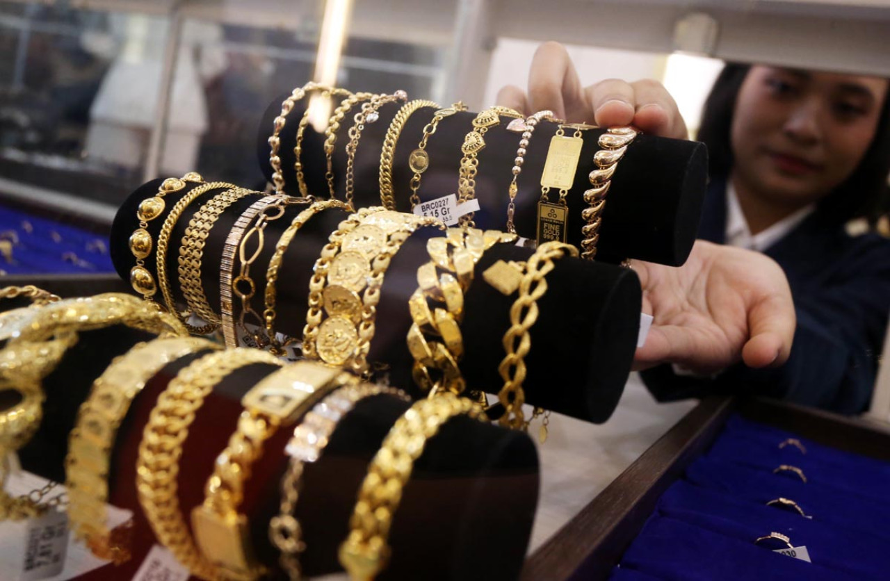 Karyawati menata perhiasan emas di Nellava Bullion Surabaya, Jumat (27/2/2026). (Foto: Ali Masduki/jatimnow.com)