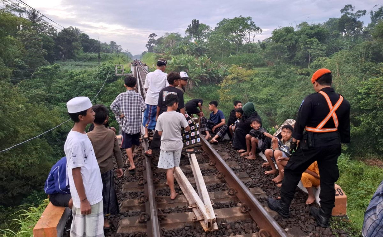 KAI Daop 8 Surabaya larang warga ngabuburit di jalur rel selama Ramadan 1447 H. Pelanggar terancam denda Rp15 juta atau penjara 3 bulan. (Foto: Humas KAI/jatimnow.com)