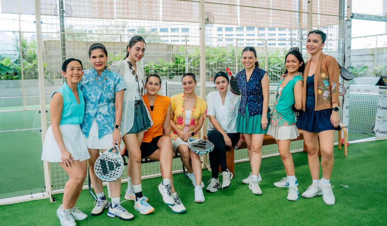 Kebaya kini merambah lapangan olahraga lewat ajang Padel Berkebaya. Bukti identitas tradisi tetap relevan dan nyaman dalam gaya hidup urban yang aktif. (Foto:Indonesia Kaya/jatimnow.com)