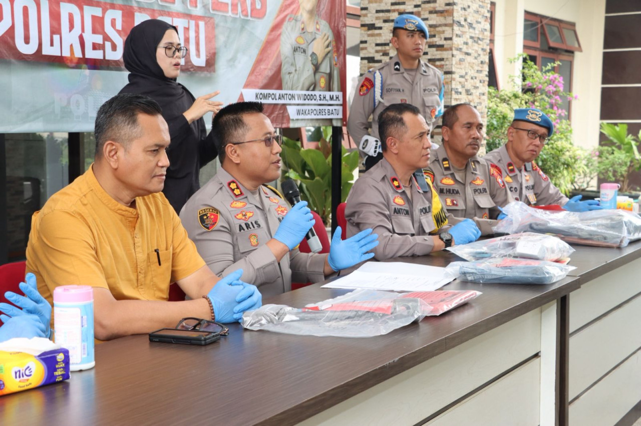 Polres Batu saat merilis perampokan emas di salah satu rumah warga Tlekung. (Foto: Aris/jatimnow.com)