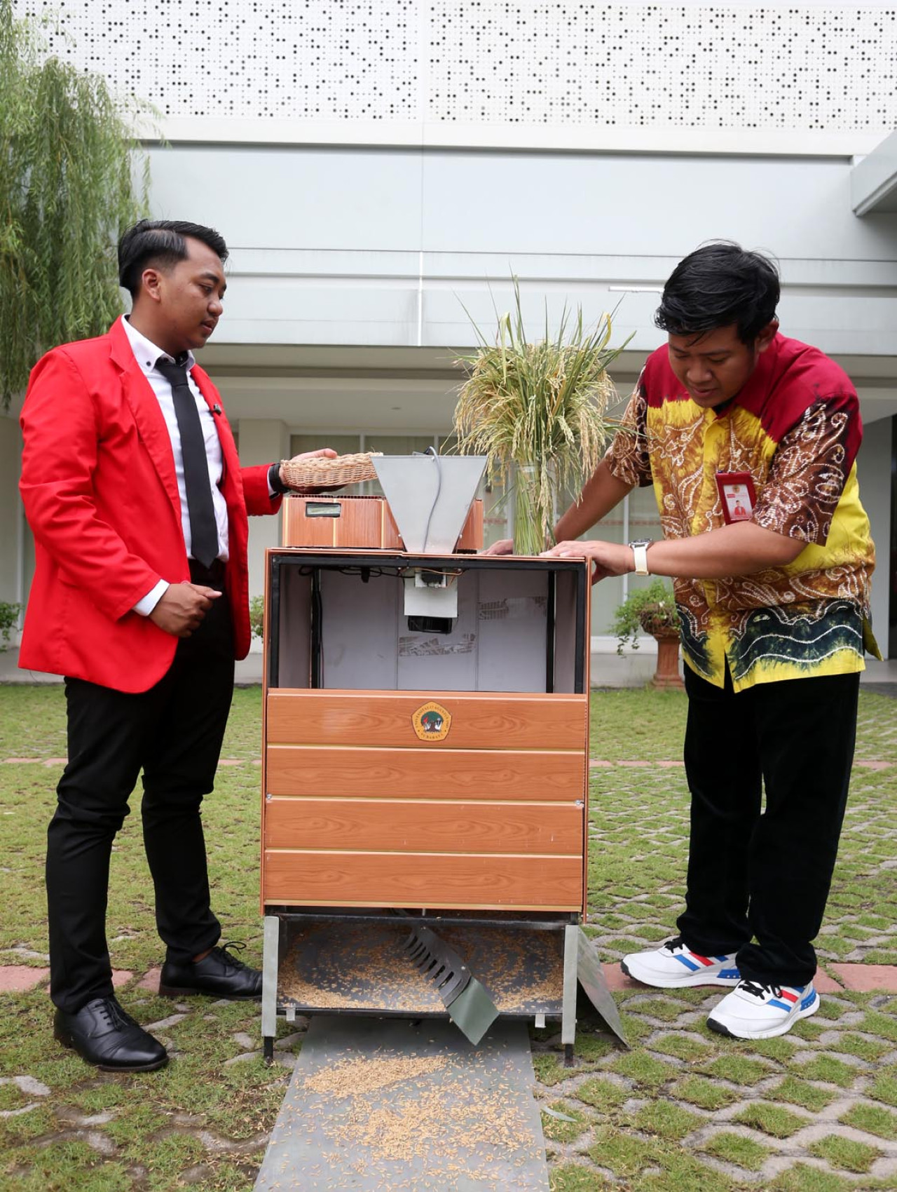Nur Ahmad Justine Ivana, mahasiswa Teknik Elektro Untag Surabaya, ciptakan alat pemisah dan pengering padi otomatis untuk bantu petani saat musim hujan. (Foto: Ali Masduki/jatimnow.com)