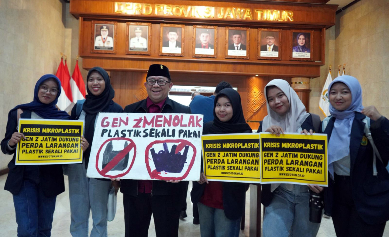Perwakilan Jaringan Generasi Z Jawa Timur Tolak Plastik Sekali Pakai (JEJAK) berfoto bersama di Gedung DPRD Provinsi Jawa Timur, Surabaya, Senin (2/2/2026). (Foto: JEJAK/jatimnow.com)