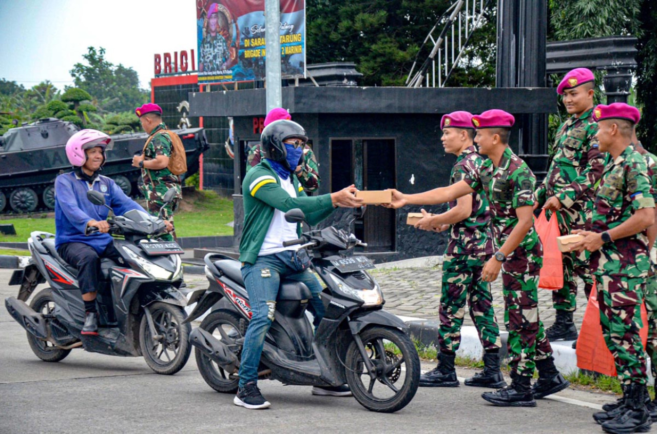 Marinir Sisihkan Gaji, Prajurit Yonif 1 Bagi Takjil di Jalan Juanda