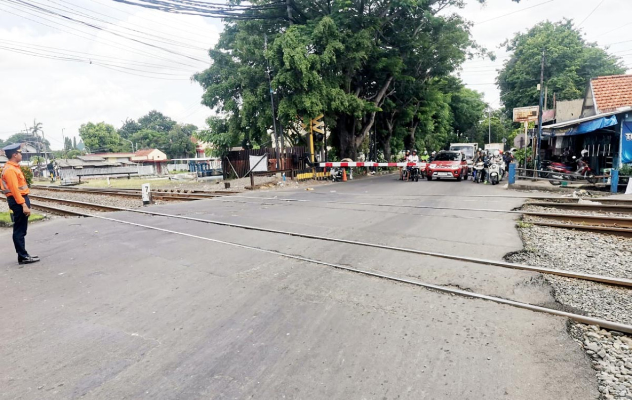 KAI Daop 8 Surabaya perbaiki tiga perlintasan sebidang (Jemur Sari, Jagir, Margorejo) mulai 25-28 Februari 2026. (Foto: Humas KAI/jatimnow.com)