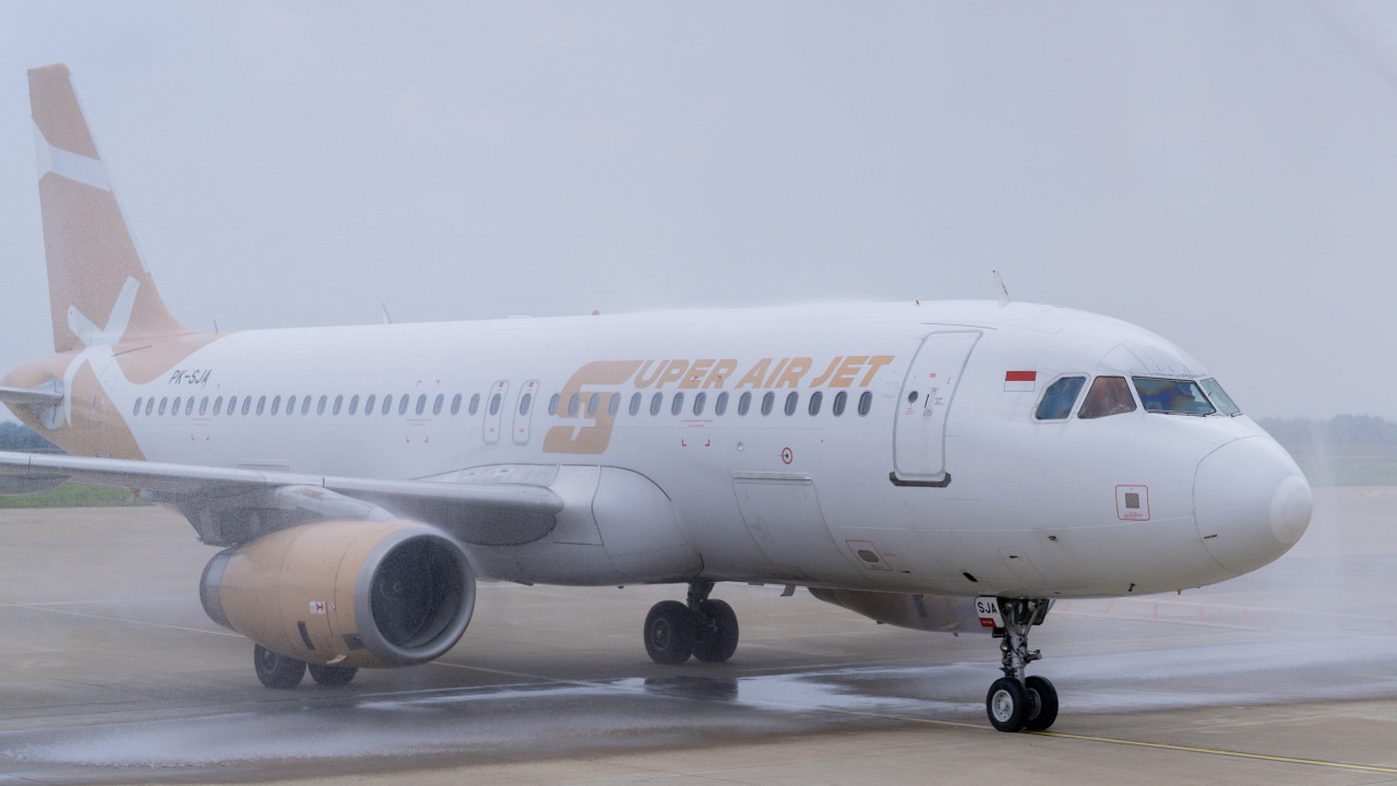 Pendaratan Super Air Jet di Bandara Dhoho Kediri. (Foto: Bandara Dhoho Kediri/jatimnow.com)