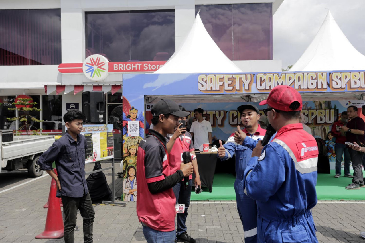 Pengendara berusaha menjawab kuis seputar Keselamatan dan Kesehatan Kerja (K3) dan produk Pertamina, ketika mengisi BBM di SPBU Coco Jemursari, Surabaya, Kamis (05/2/2026). (Foto: Ali Masduki/jatimnow.com)