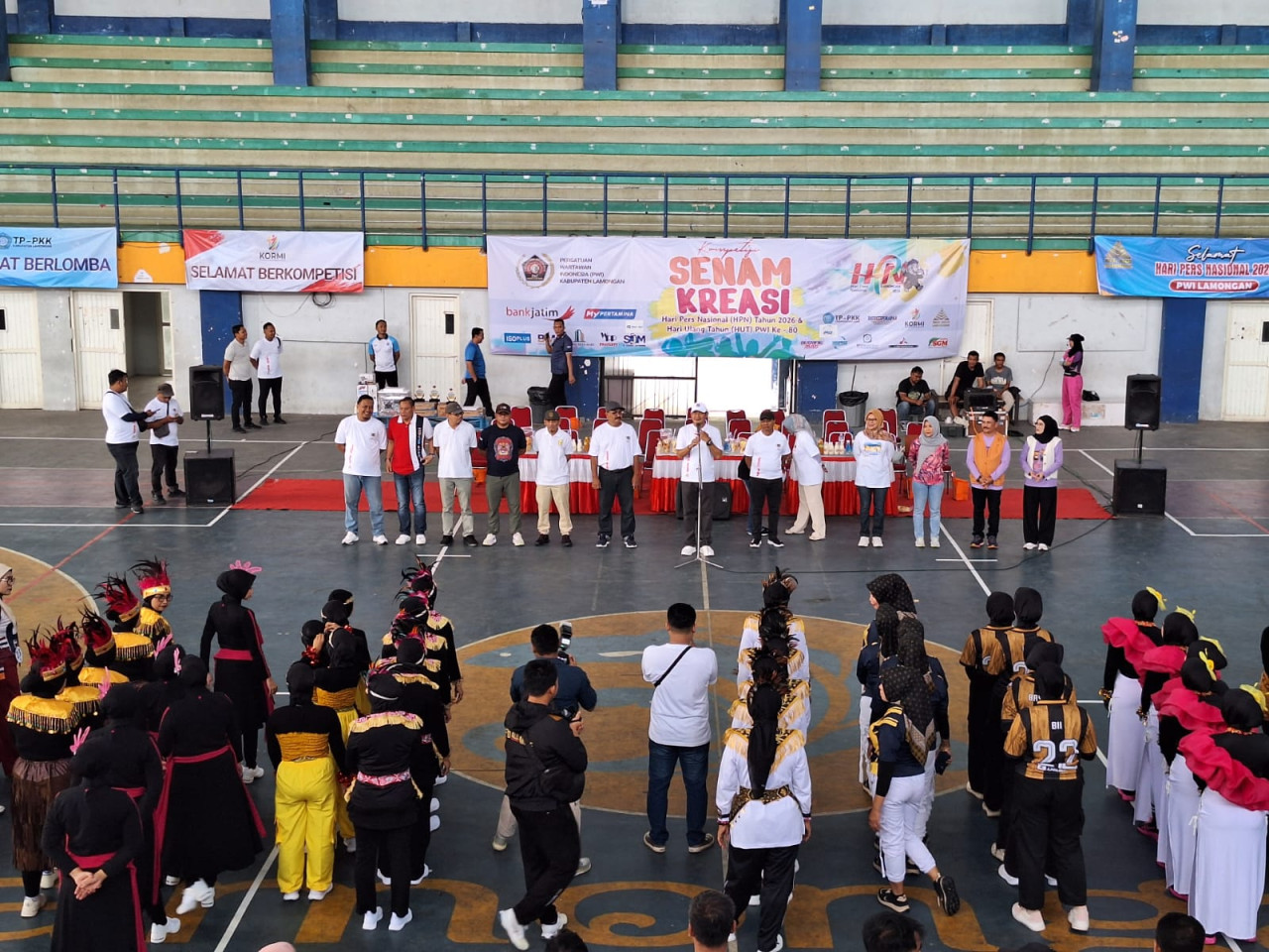 Foto: Peserta lomba senam kreasi yang digelar PWI Lamongan. (Adyad Ammy/jatimnow.com)