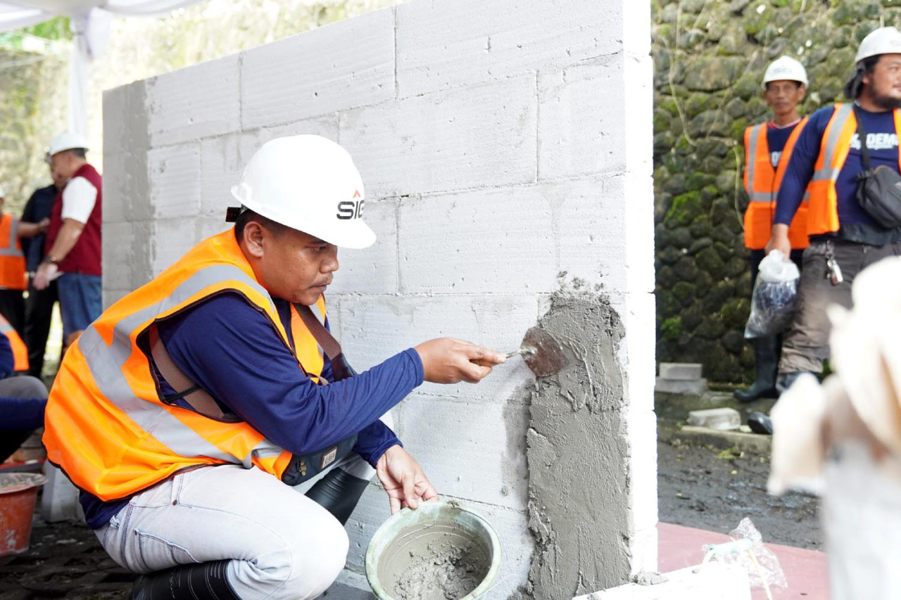 Peserta pelatihan praktik mengerjakan plester dinding bata ringan saat Pelatihan dan Sertifikasi Ahli Bangunan SIG di Sentul, Kabupaten Bogor, Jawa Barat, pada Minggu (1/2/2026). (Foto: SIG/jatimnow.com)