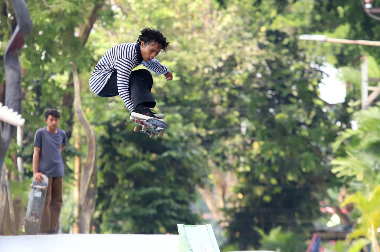 Foto: Aktifitas warga di kawasan Skate daan BMX Park Kalimas Surabaya. (Fathur/jatimnow.com)