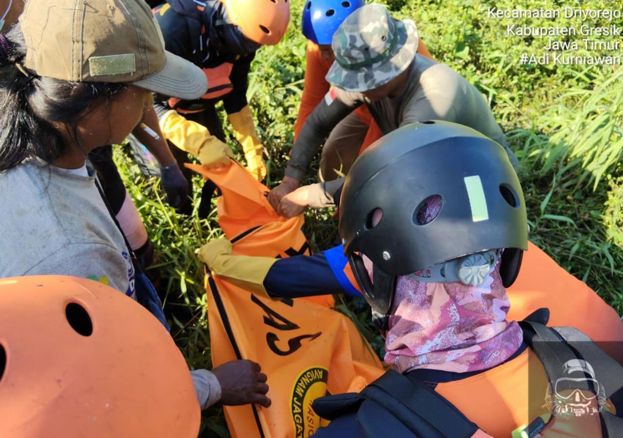 Tim SAR Surabaya menemukan jasad bocah tujuh tahun yang hanyut di selokan Desa Mulung, Driyorejo, Gresik. Korban ditemukan meninggal dunia sejauh 1 kilometer. (Foto/Basarnas Suabaya/jatimnow.com)