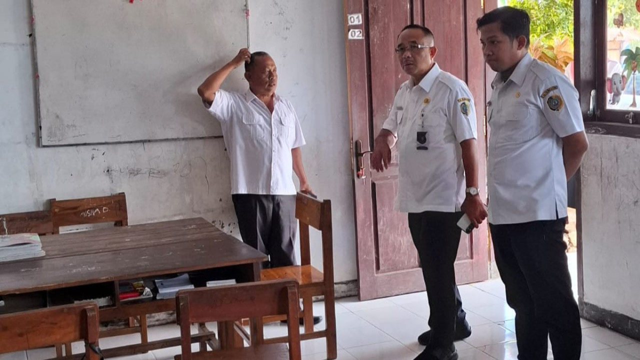 Foto: Plt Kepala Dispendik Tulungagung, Sukowinarno saat melihat kondisi sekolah. (Dispendik/jatimnow.com)
