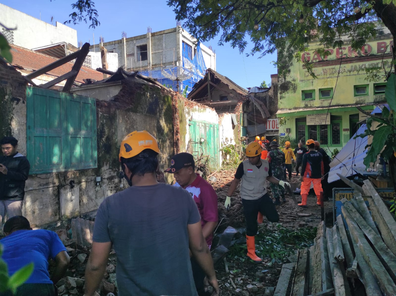 Foto: Petugas BPBD Kota Blitar membersihkan material rumah ambruk. (BPBD/jatimnow.com)