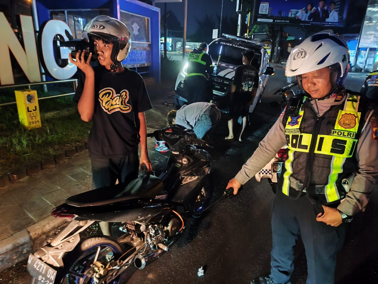 Foto: Satlantas Polres Tulungagung saat melakukan razia. (Polres Tulungagung/jatimnow.com)