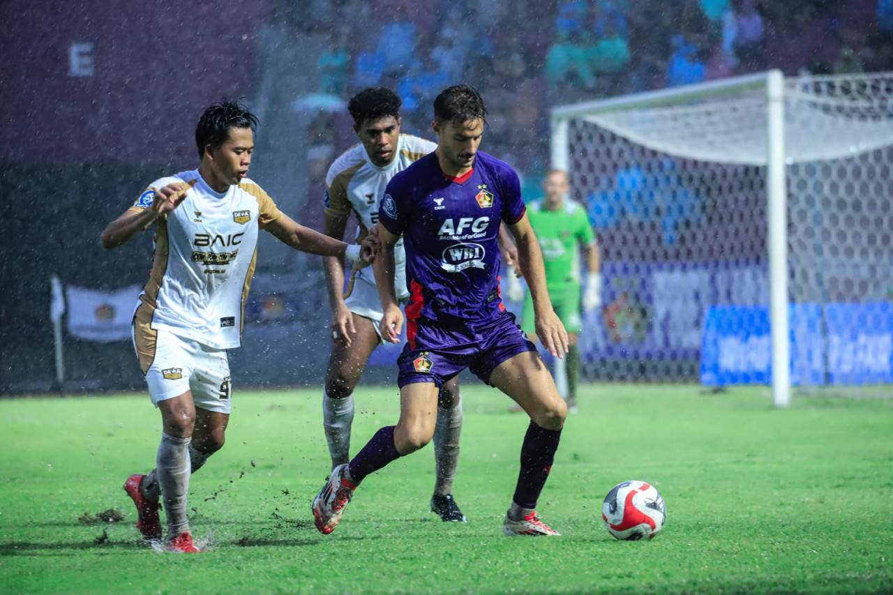 Foto: Pemain Persik Kediri saat menghadapi Dewa United. (Persik Kediri/jatimnow.com)