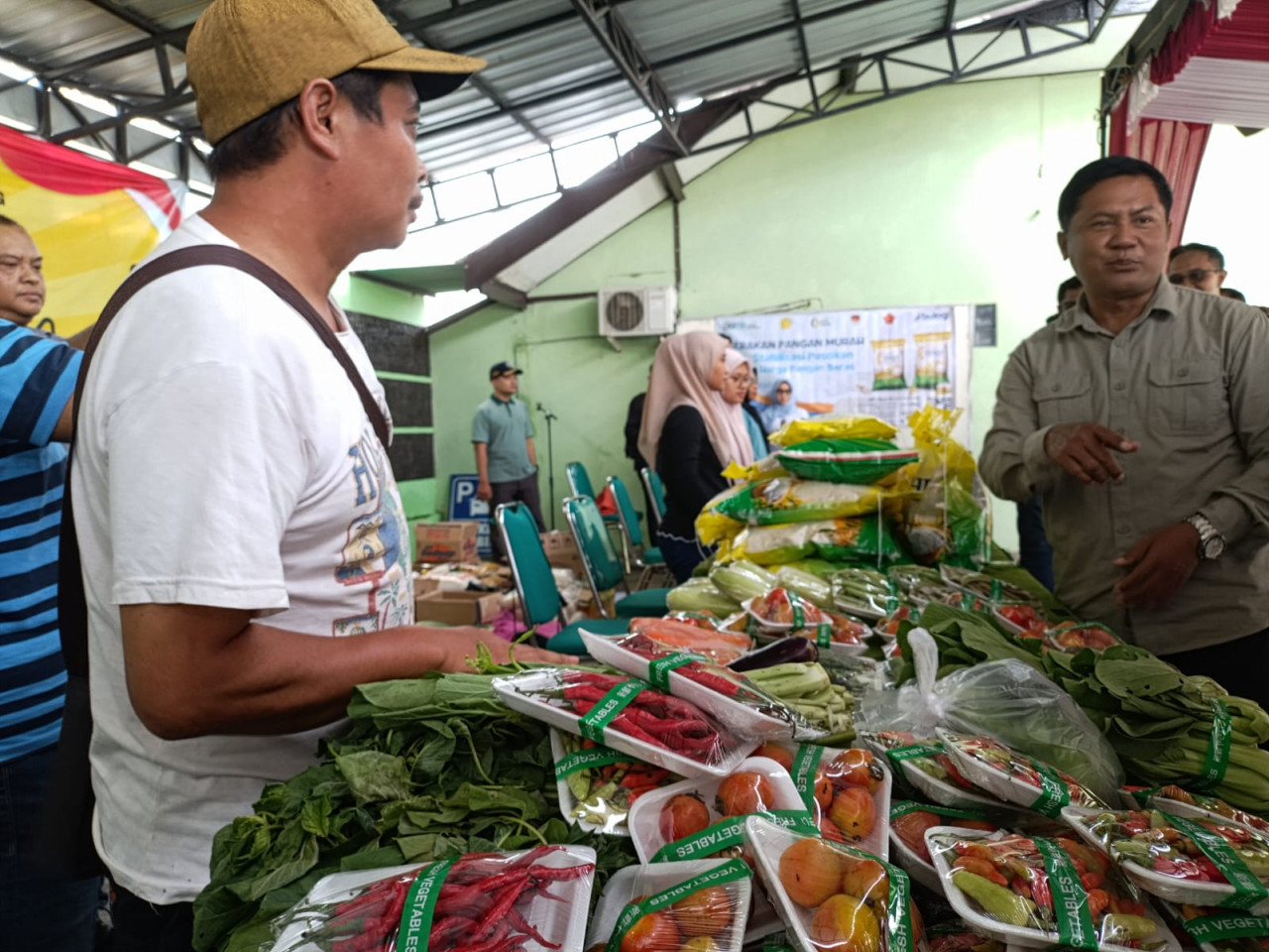Foto: Kegiatan gerakan pasar murah yang digelar Bulog Tulungagung. (Bramanta/jatimnow.com)
