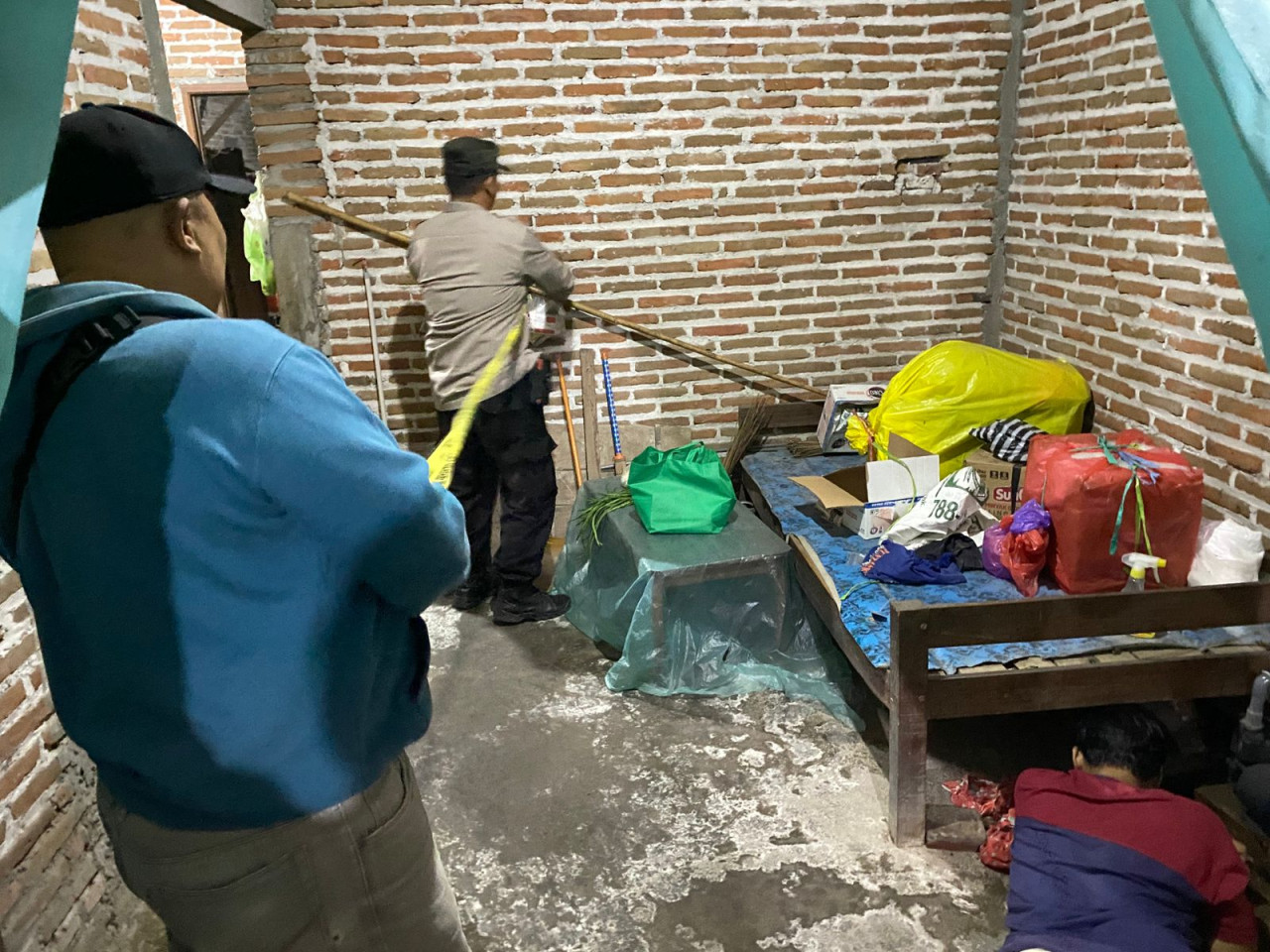 Foto: Polisi saat melakukan olah TKP di lokasi kejadian. (Polres Tulungagung/jatimnow.com)