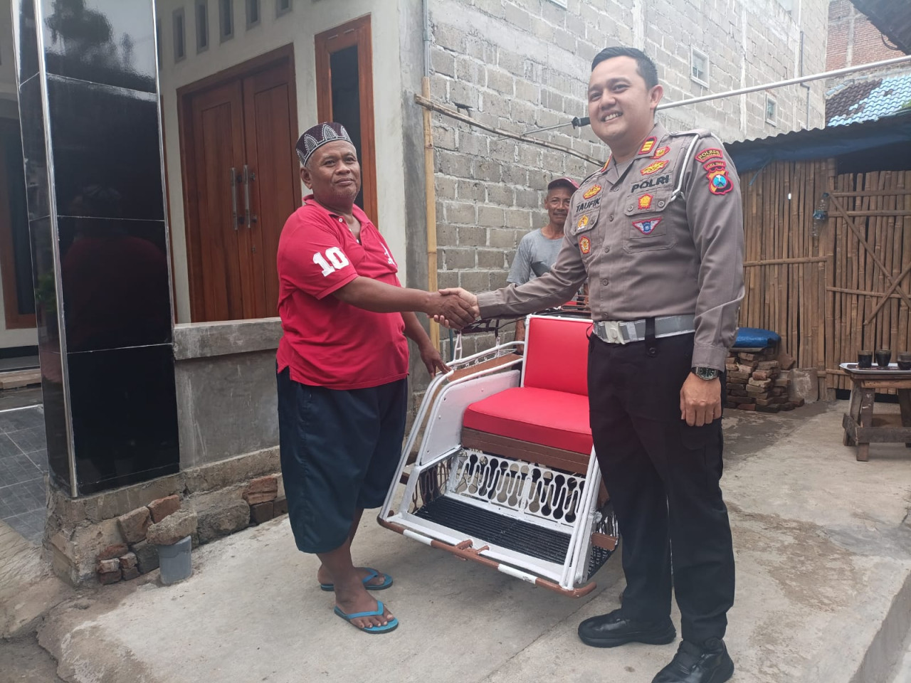 Foto: Kasatlantas Polres Tulungagung, AKP M Taufik Nabila saat menyerahkan bantuan becak motor. (Bramanta/jatimnow.com)