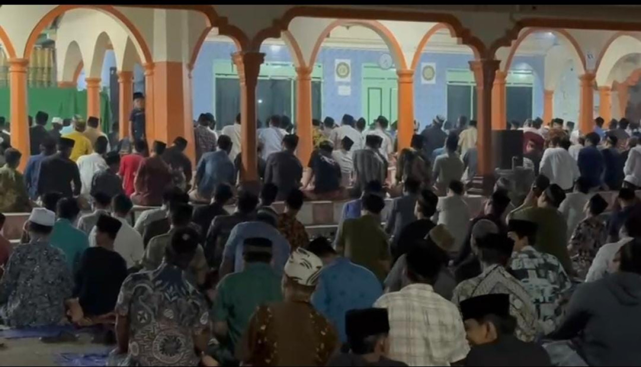 Foto: Warga mengikuti salat tarawih kilat di Ponpes Mambaul Hikam Blitar. (Bramanta/jatimnow.com)