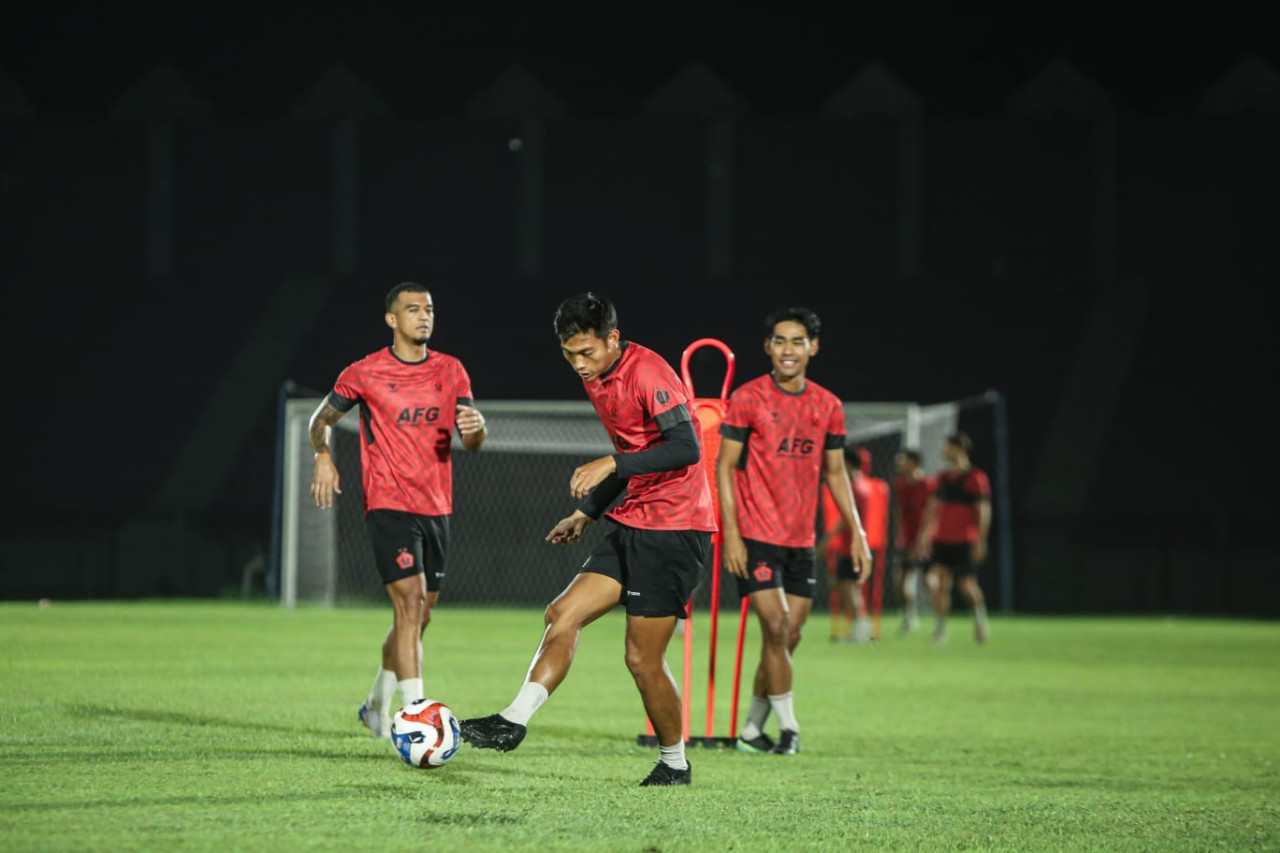 Foto: Pemain Persik Kediri saat berlatih malam hari. (Persik Kediri/jatimnow.com)