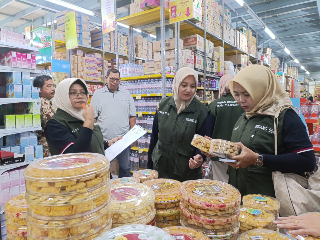 Foto: Petugas Dinkes Tulungagung saat memeriksa makanan yang dijual di swalayan. (Bramanta/jatimnow.com)