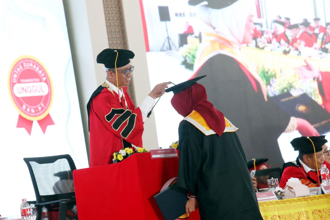 Rektor Untag Surabaya, Dr. Harjo Seputro, memimpin prosesi Wisuda ke-132 Untag Surabaya pada Minggu (15/2/2026). Harjo Seputro menyampaikan kebanggaan sekaligus apresiasi kepada para wisudawan atas capaian akademik yang telah diraih. (Foto: Ali Masduki/jatimnow.com)