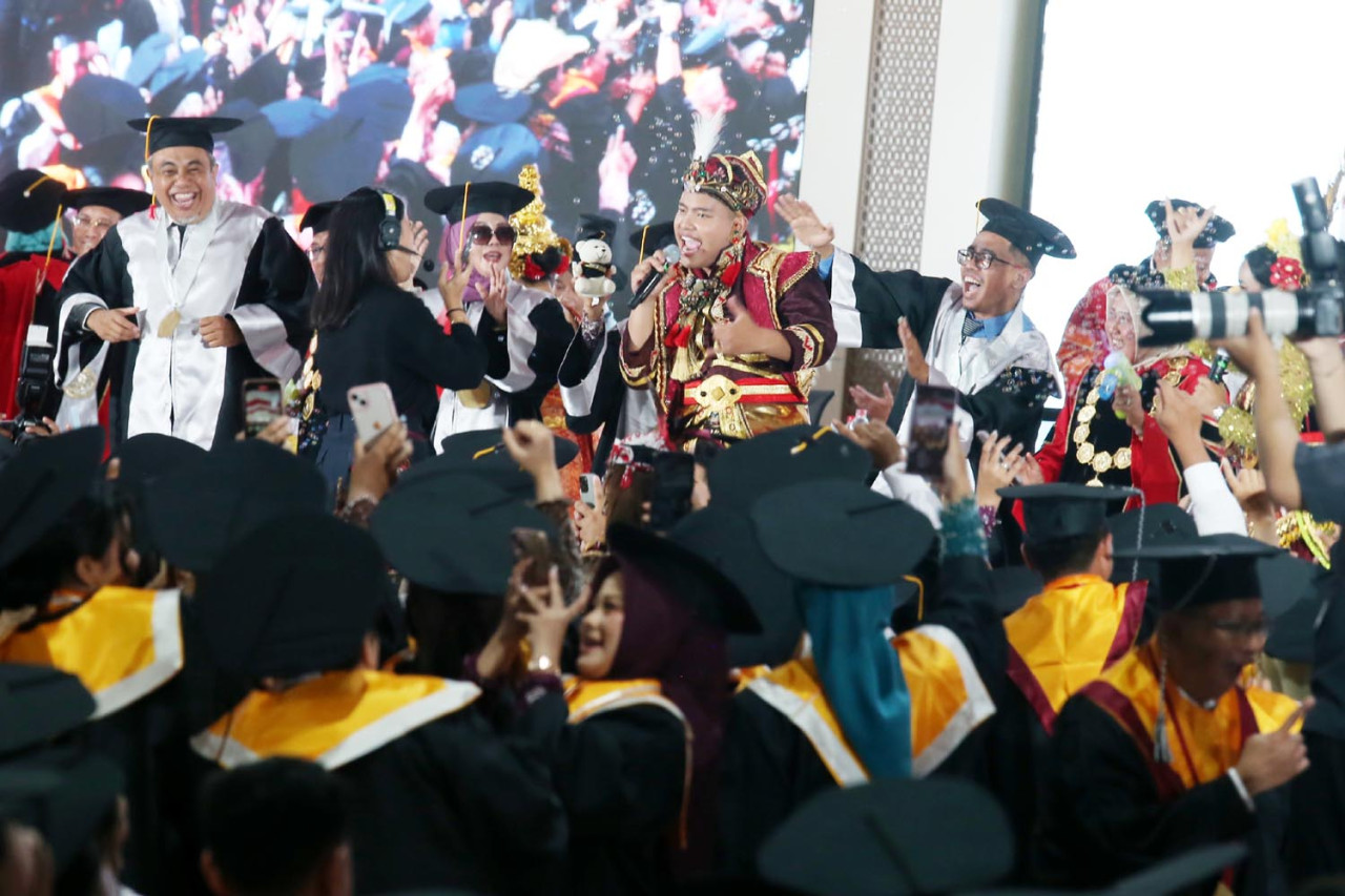 Keceriaan mewarnai prosesi Wisuda ke-132 Untag Surabaya pada Minggu (15/2/2026). Rektor Untag Surabaya, Dr. Harjo Seputro, berharap lulusan diharapkan mampu memberikan kontribusi nyata secara global melalui kompetensi dan integritas yang dimiliki. (Foto: Ali Masduki/jatimnow.com)