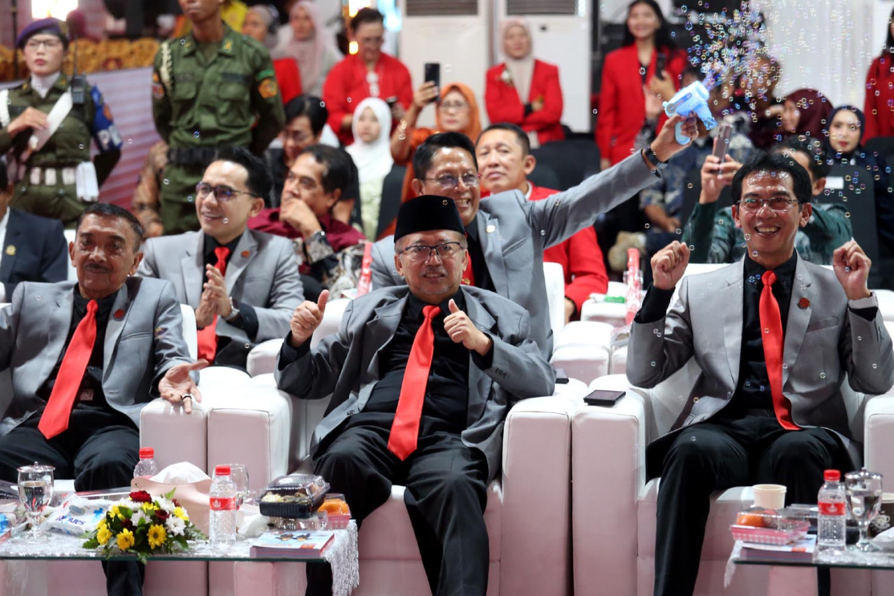 6. Para pengurus Yayasan Perguruan 17 Agustus 1945 Surabaya (YPTA) ikut berbahagia ketika menyaksikan jalannya prosesi Wisuda ke-132 Untag Surabaya pada Minggu (15/2/2026). Untag Surabaya berkomitmen mencetak lulusan yang memiliki identitas kebangsaan yang kuat, memahami nilai-nilai budaya dan kebutuhan masyarakat lokal, sekaligus memiliki kompetensi, daya saing, dan wawasan internasional. (Foto: Ali Masduki/jatimnow.com)