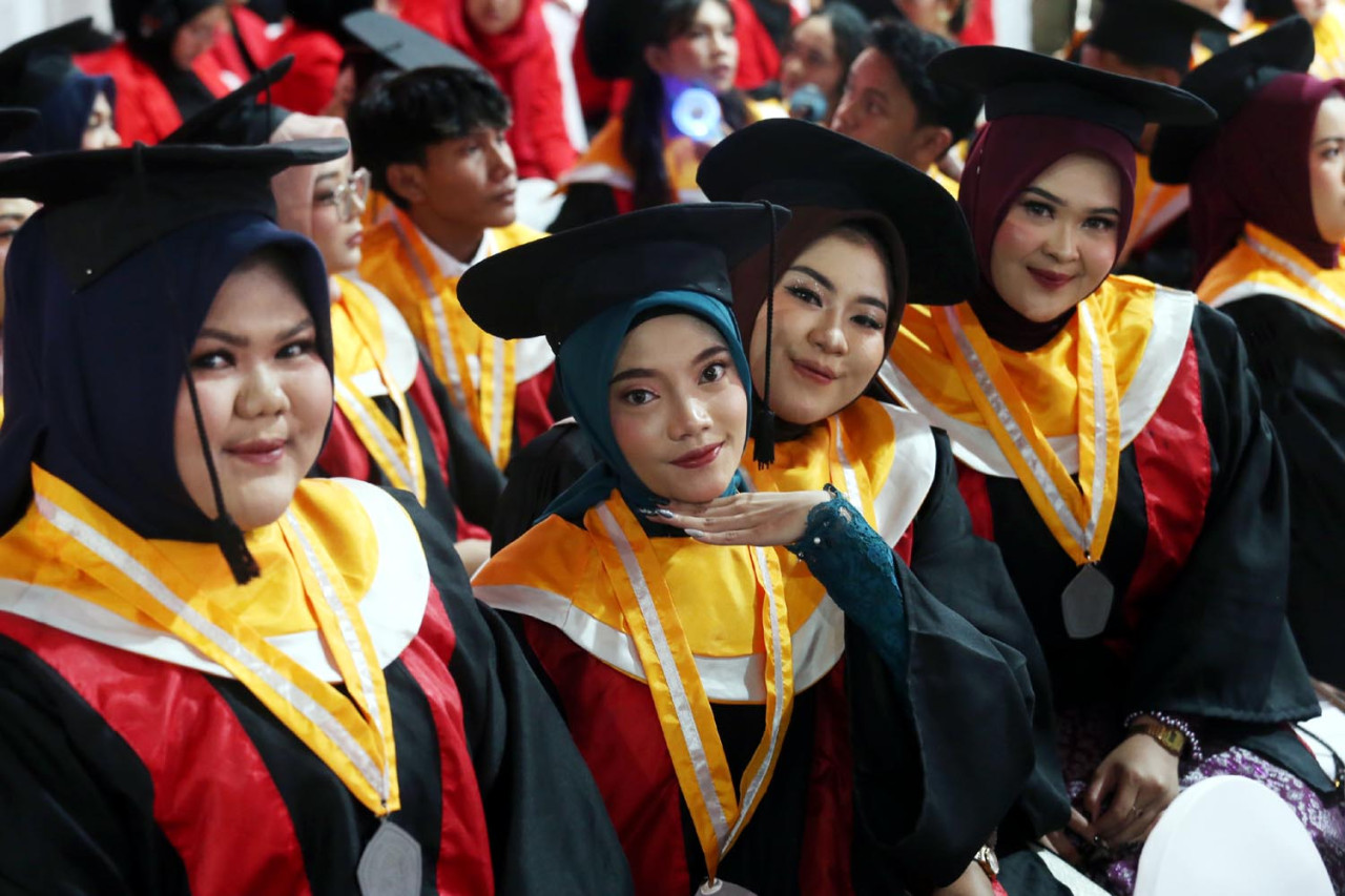  Wajah-wajah sumringah wisudawan ketika mengikuti prosesi wisuda ke-132 bertajuk 'Akar Lokal, Kontribusi Global', Minggu (15/2/2026). (Foto: Ali Masduki/jatimnow.com)