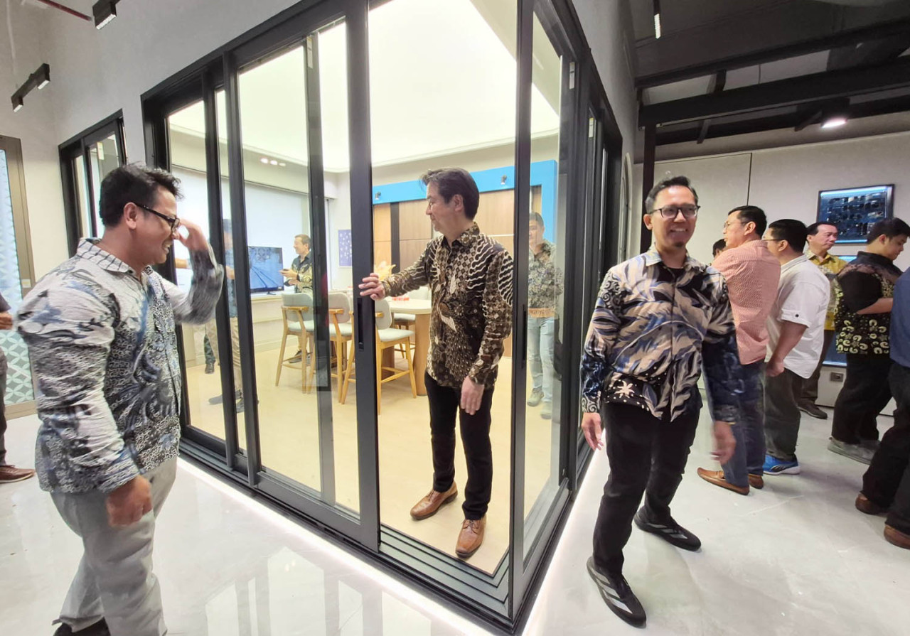 Perkuat Pasar Surabaya, YKK AP Indonesia Upgrade Showroom Produk SNI
