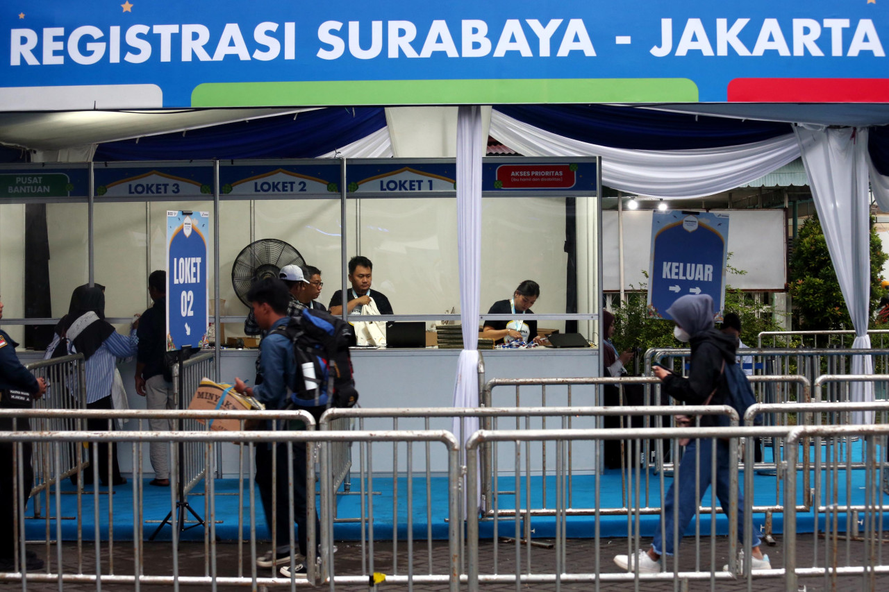 Petugas melayani registrasi peserta arus balik gratis Pertamina rute Surabaya–Jakarta. Proses pendaftaran dilakukan terorganisir untuk memastikan kelancaran keberangkatan ratusan pemudik. (Foto: Ali Masduki/jatimnow.com).