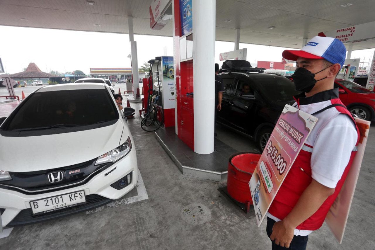Petugas Pertamina Patra Niaga mensosialisasikan program diskon BBM melalui aplikasi MyPertamina kepada pemudik di SPBU Rest Area 725 A Mojokerto, Kamis (19/3/2026). Promo potongan harga hingga Rp15.000 per transaksi tersebut ditujukan untuk mempercepat layanan pengisian dan mengurangi antrean kendaraan selama arus mudik Lebaran 2026. (Foto: Ali Masduki/JatimNow.com)
