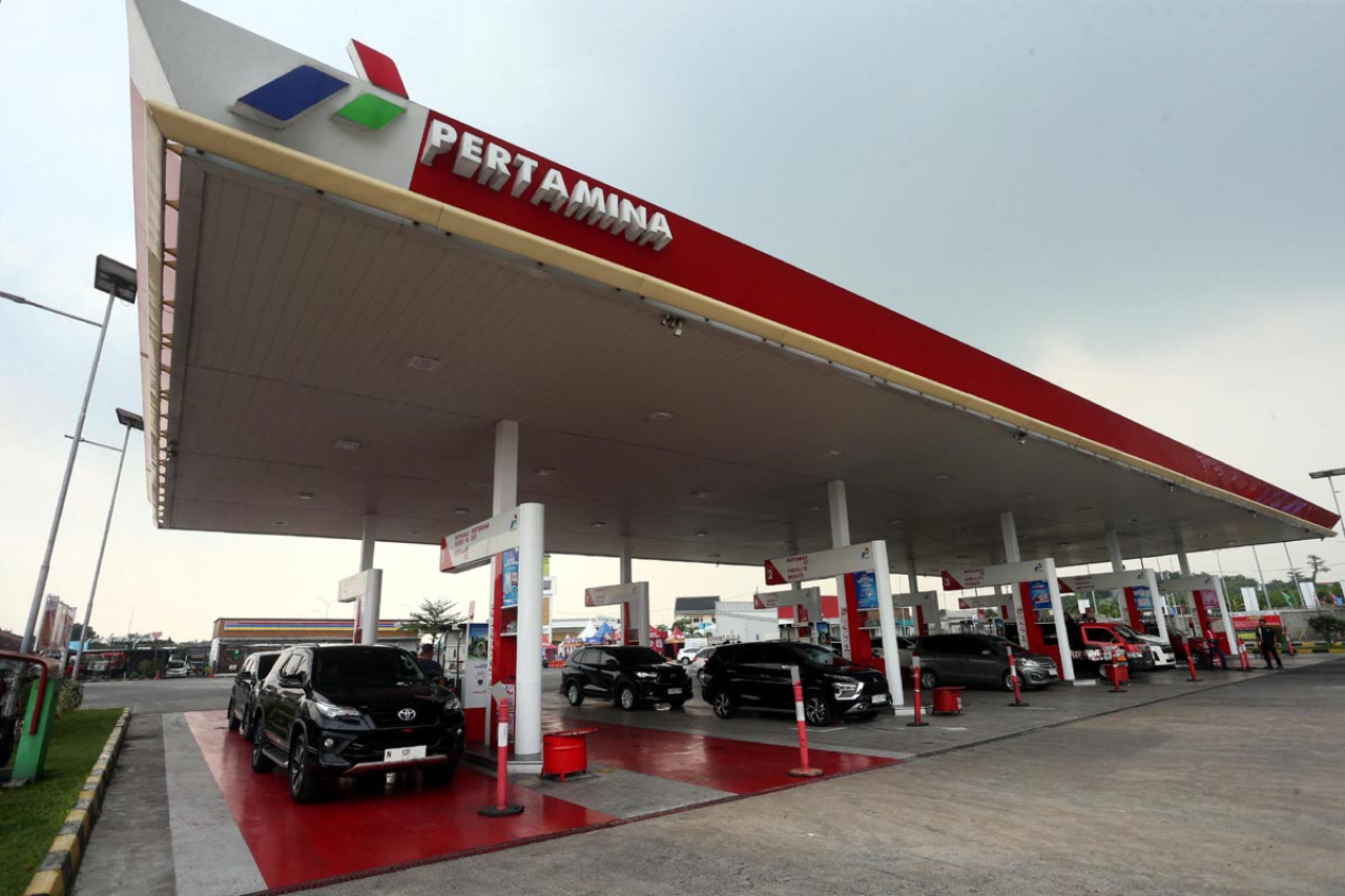 Suasana SPBU Rest Area 725 A Mojokerto, Kamis (19/3/2026). Pertamina Patra Niaga menawarkan program diskon BBM bagi transaksi nontunai menggunakan aplikasi MyPertamina kepada pengendara saat arus mudik Lebaran 2026. Skema tersebut ditujukan untuk mempercepat proses pengisian sekaligus menekan antrean kendaraan di area SPBU. (Foto: Ali Masduki/JatimNow.com)