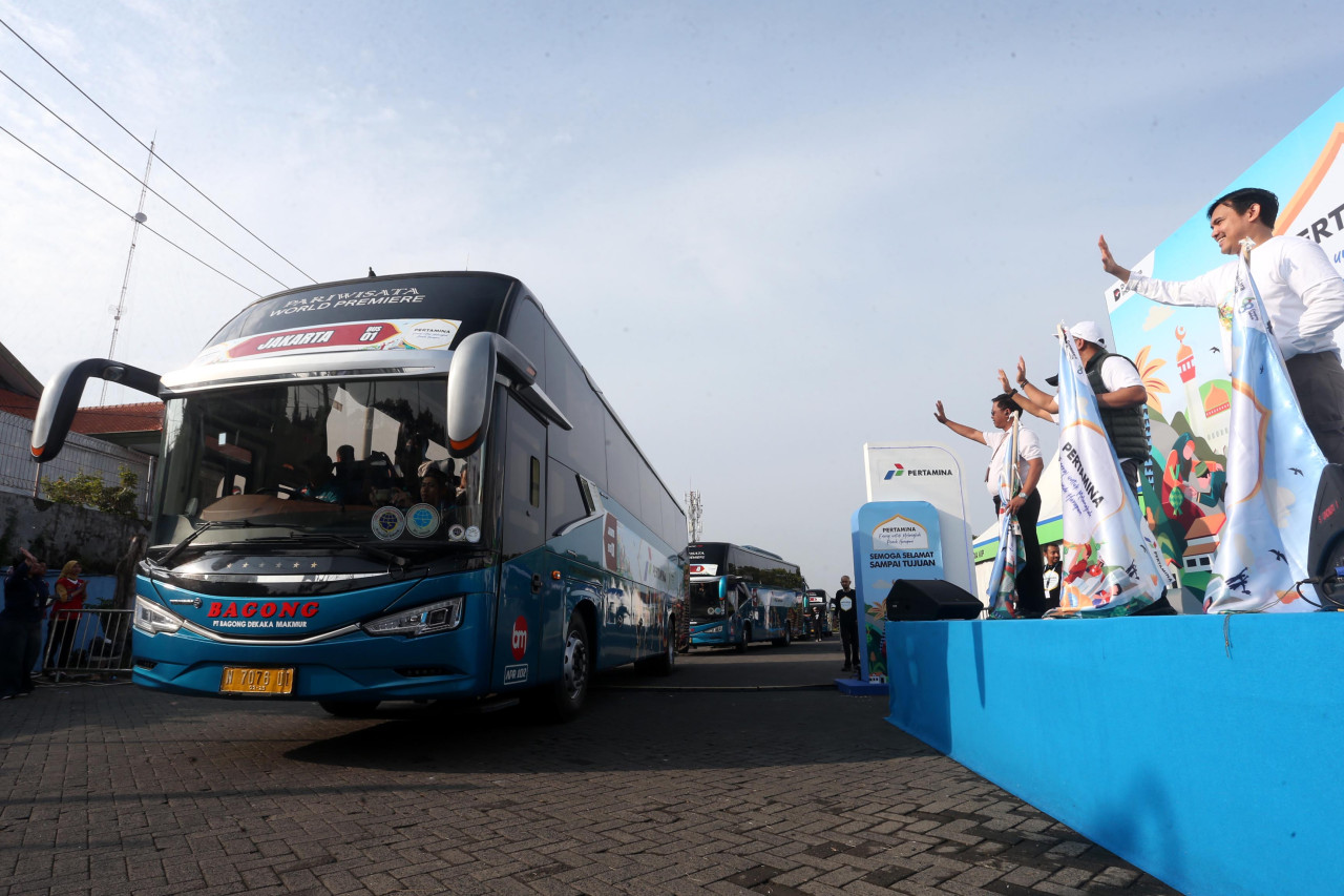 Bus membawa pemudik diberangkatkan menuju Jakarta dalam program arus balik gratis yang digelar Pertamina di Surabaya, Sabtu (28/3/2026). Pelepasan dilakukan secara simbolis sebagai bagian dari upaya mendukung perjalanan aman, nyaman, dan hemat biaya bagi masyarakat pasca-Lebaran. (Foto: Ali Masduki/jatimnow.com).