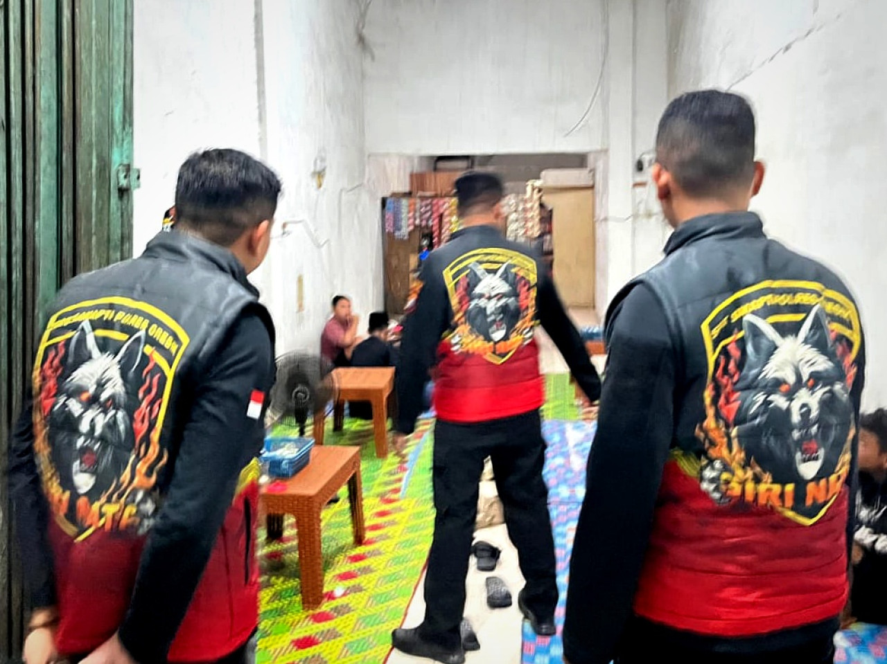 Petugas menggerebek salah satu warung miras (foto: Polres Gresik for jatimnow.com)