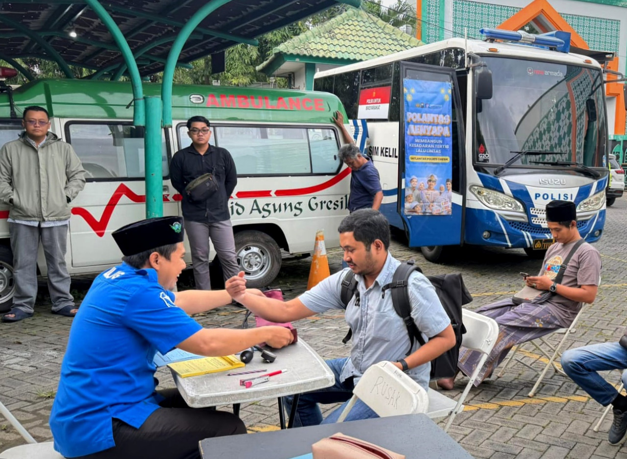 Layanan SIM Keliling Satlantas Polres Gresik di Masjid Agung. (Foto: Satlantas Polres Gresik for jatimnow.com)