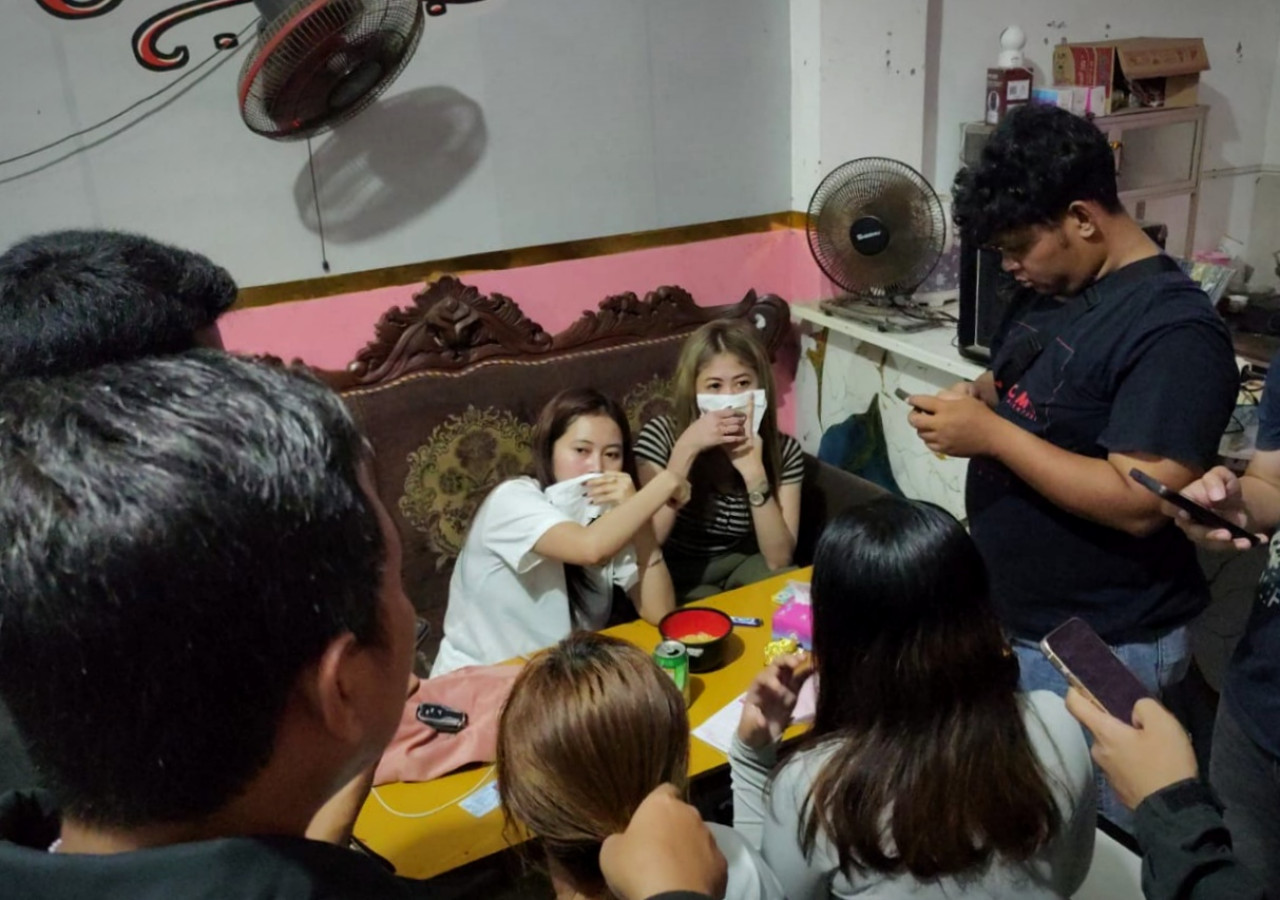 Polres Gresik Gerebek Ruko Karaoke, Puluhan Botol Miras Diamankan