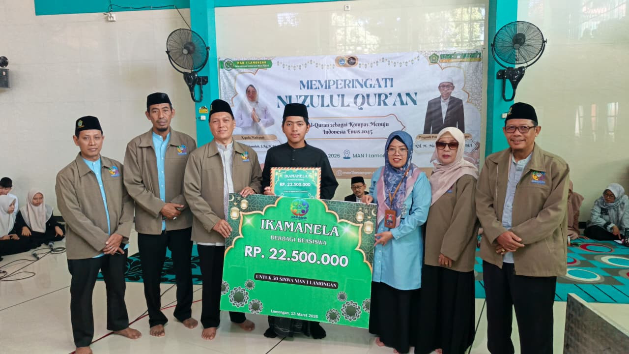 Alumni MAN 1 Lamongan Salurkan Bingkisan hingga Beasiswa