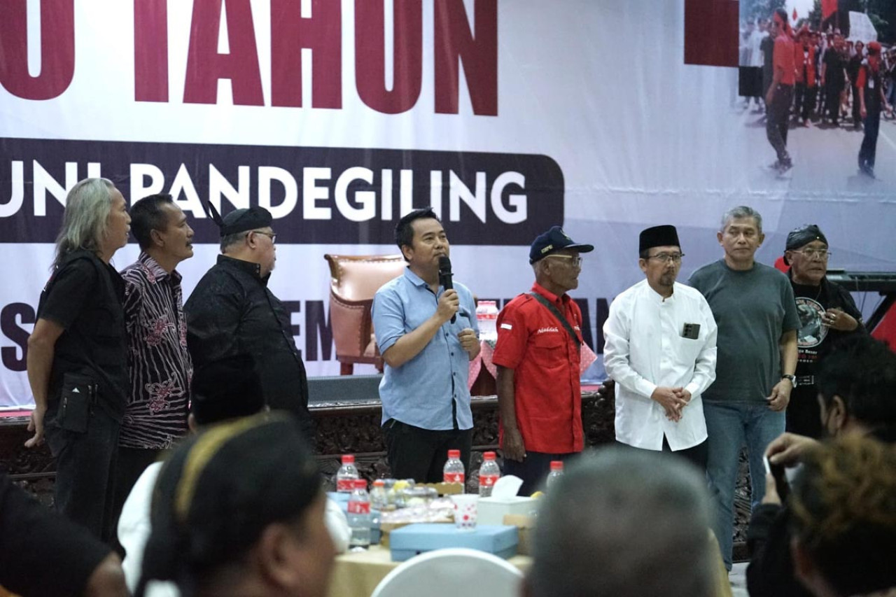 Sejumlah alumni dan aktivis Pandegiling berdiri di atas panggung saat Reuni 30 Tahun di Graha Widya Untag Surabaya, Minggu (29/3/2026), berbagi kenangan sekaligus menghidupkan kembali semangat perjuangan demokrasi era 1990-an. (Foto: Alumni Pandegiling for jatimnow.com)